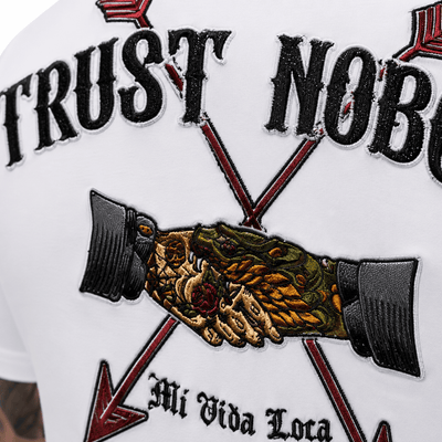 T-shirt blanc avec broderie « Trust nobody »
