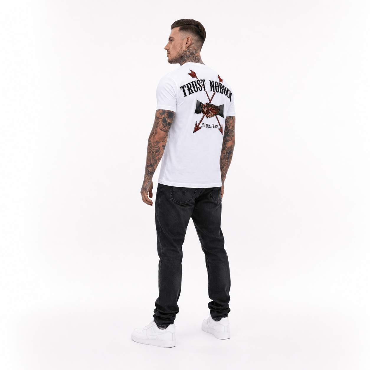 Camiseta blanca con el bordado «No confíes en nadie»