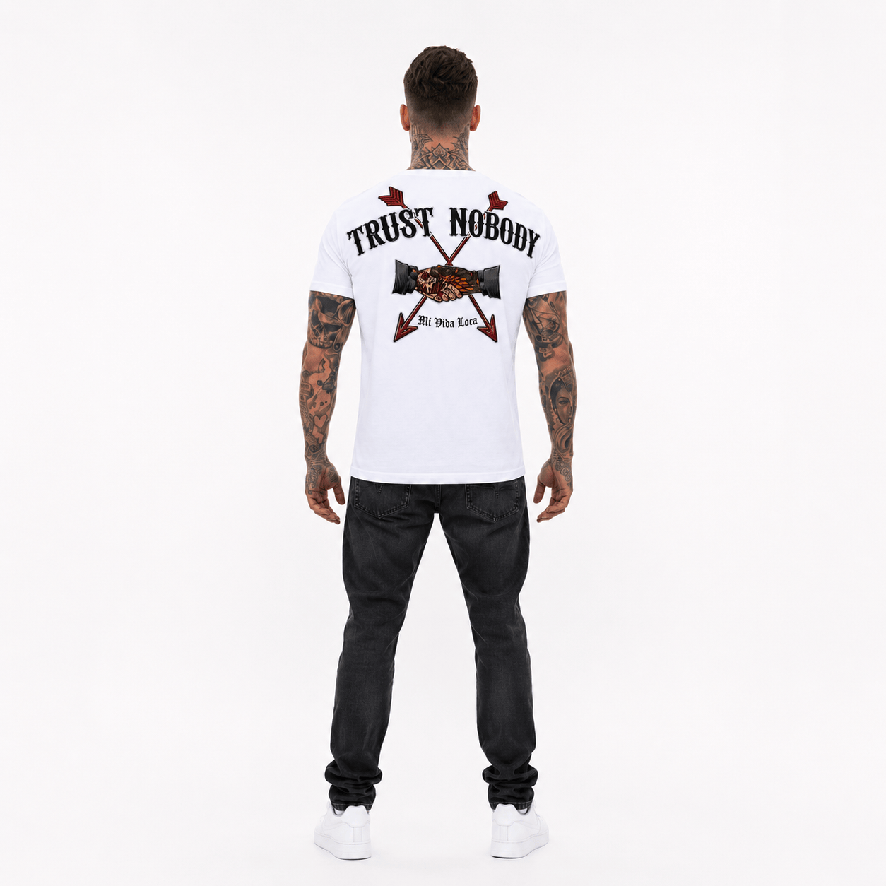 Camiseta blanca con el bordado «No confíes en nadie»