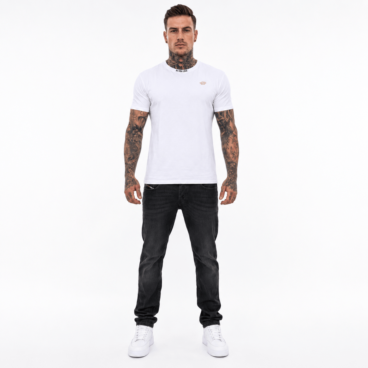 Camiseta blanca con el bordado «No confíes en nadie»