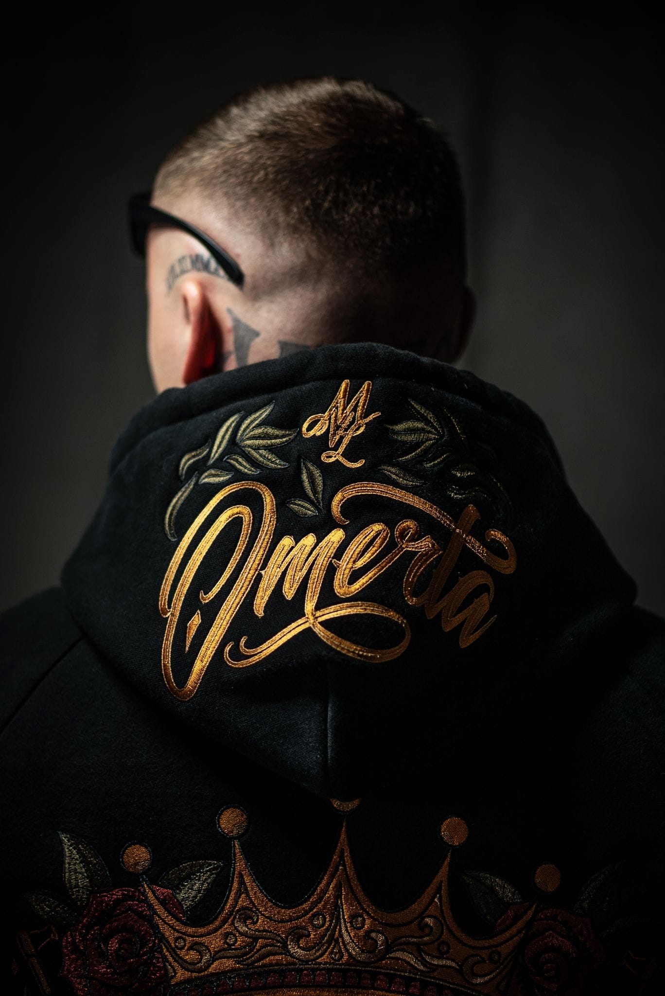 قميص بغطاء رأس "AK King" من MVL تسجيل قائمة الانتظار