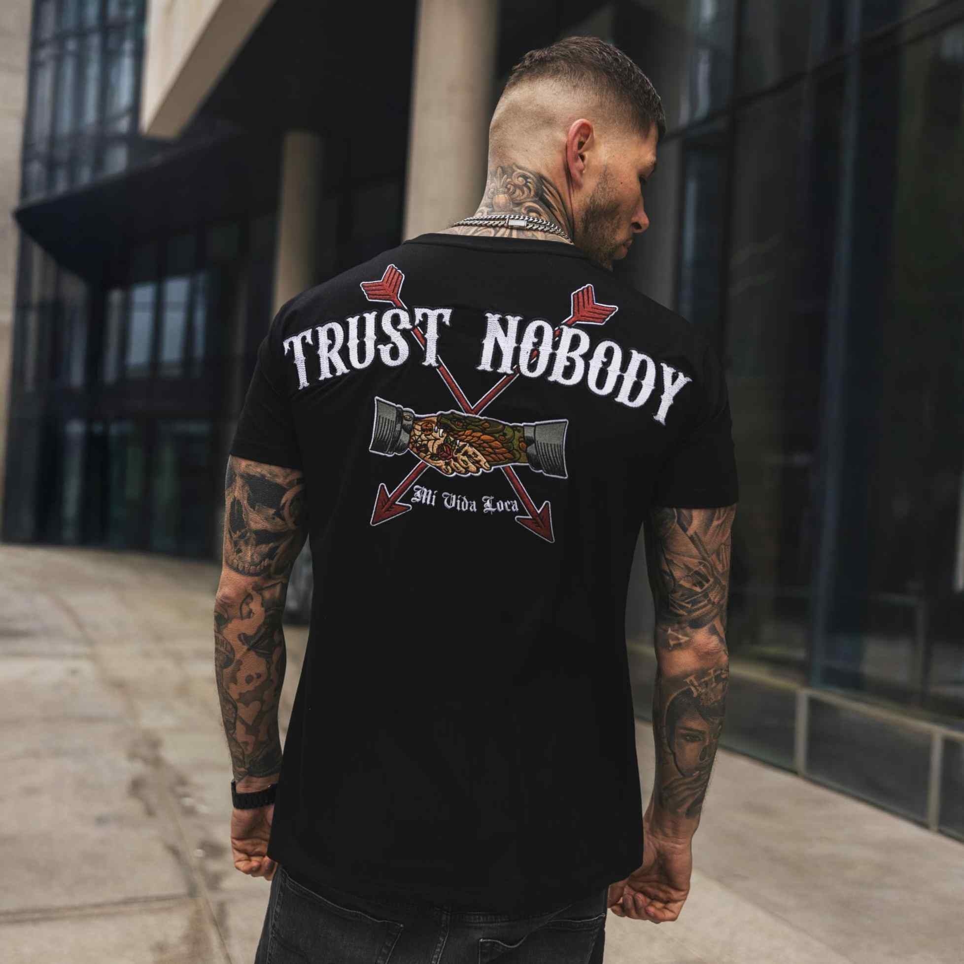 T-shirt brodé « Ne fais confiance à personne »