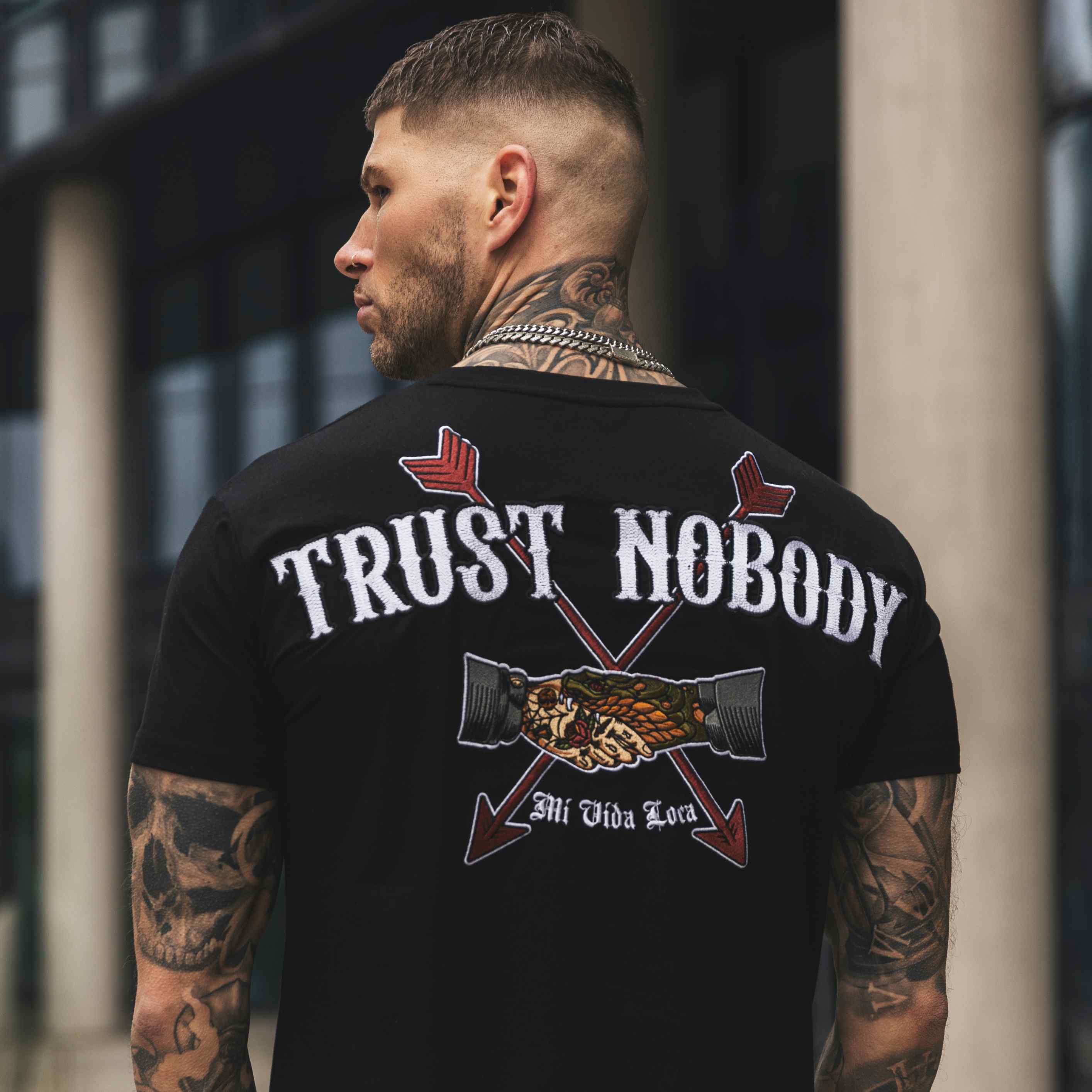 T-shirt brodé « Ne fais confiance à personne »