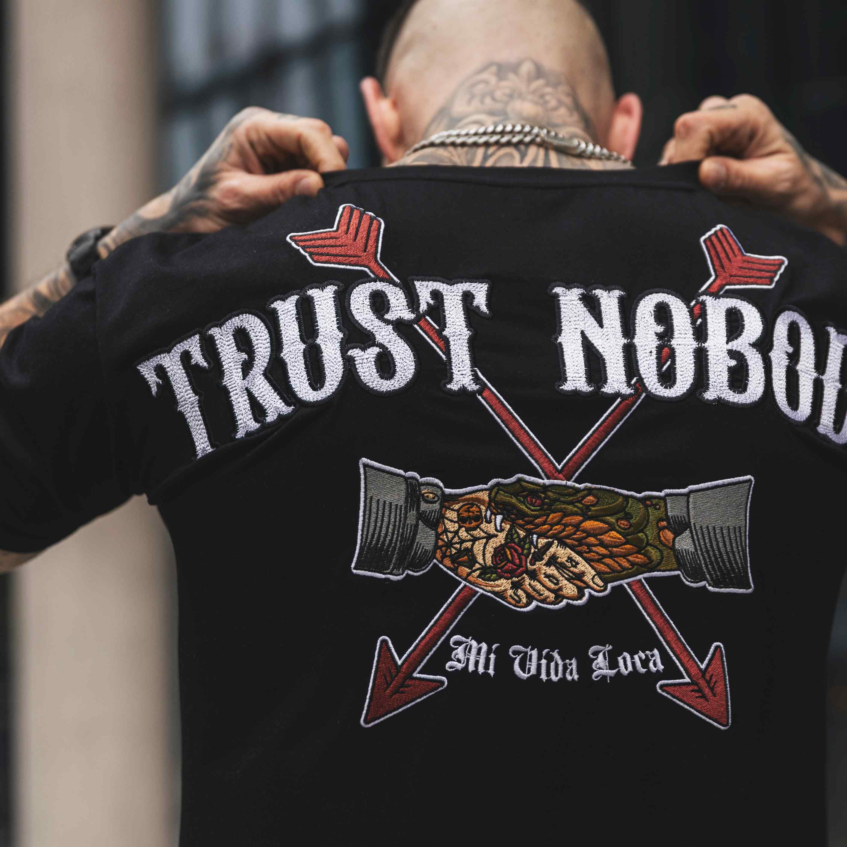 T-shirt brodé « Ne fais confiance à personne »