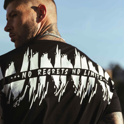 Gros plan de l'imprimé blanc No regrets no limits dans le dos du T-shirt Winning noir